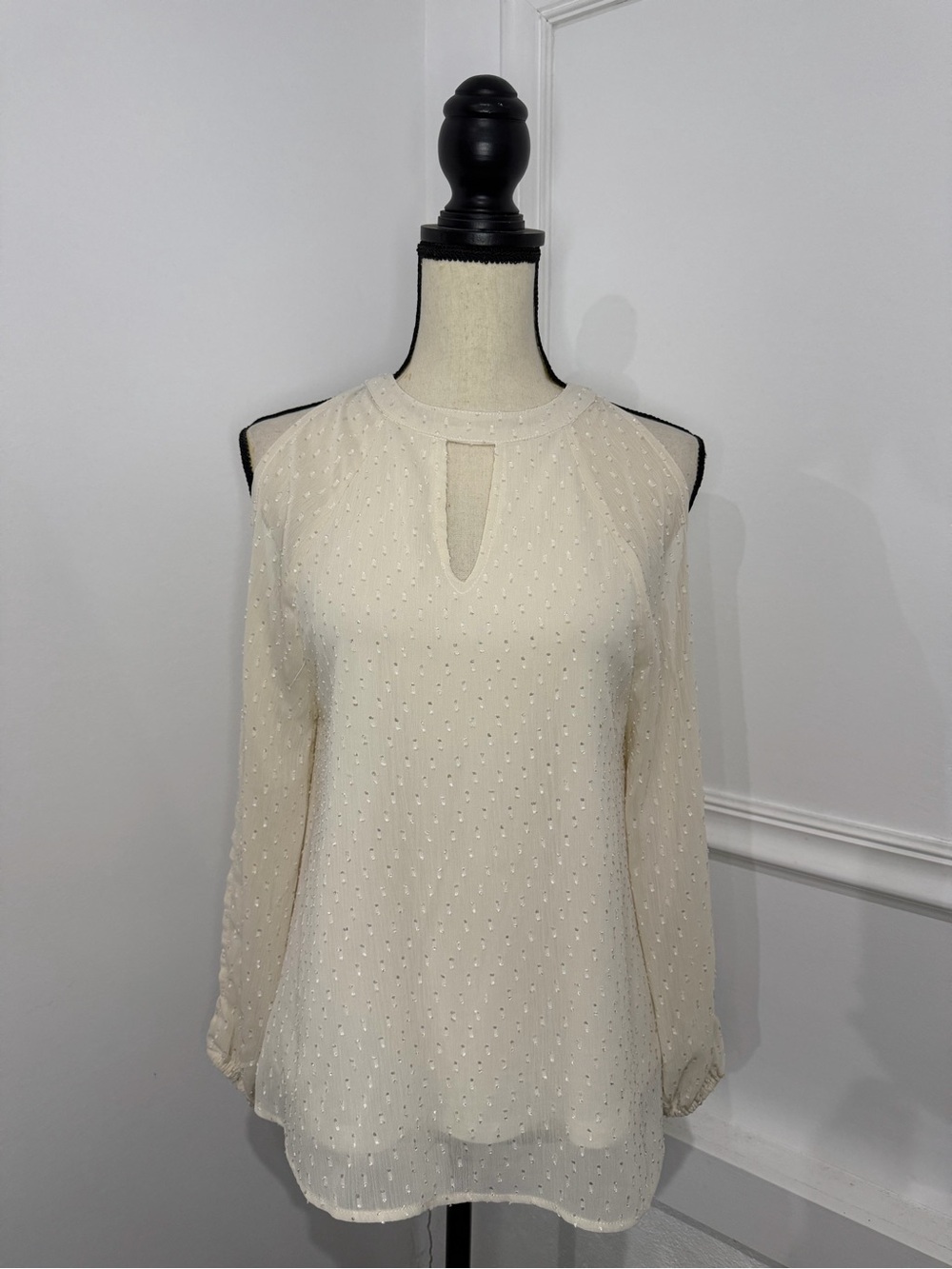 TCEC Cream Dot-Texture Keyhole Long-Sleeve Blouse
